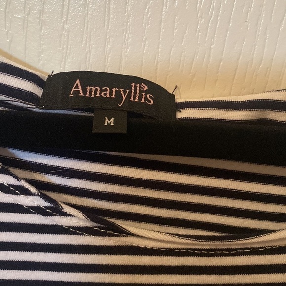 Amaryllis Sz M Crewneck longer short sleeve top - Picture 2 of 5